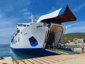 Sindikat pomoraca Jadrolinije upozorava: "Ne prodajite Lastovo, on je mjesto teškog kaznenog djela!"