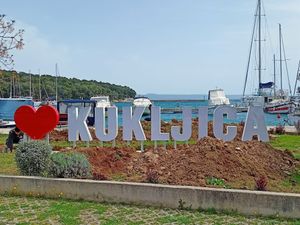 Osvježena proljetna vizura Kukljice na otoku Ugljanu