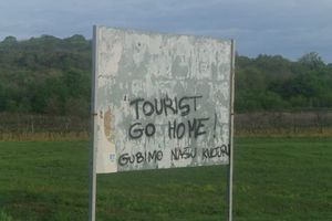 USUSRET SEZONI Na ulazu u Rovinj osvanuo natpis: "Tourist go home!"