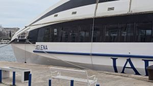 Katamaran za Bol i Jelsu stiže i prije plovidbenog reda i nećete vjerovati - putnik se žalio! Jadrolinija: "Red plovidbe je unaprijed definiran koncesijom!"