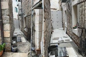UVIJEK MALO Jesu li to upravo i uličice počeli pregrađivati u apartmane i WC-e? Pogledajte ove slike iz Makarske!