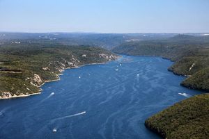 BESPRAVNA GRADNJA ZA PAMĆENJE Žena u Limskom zaljevu sagradila cijeli kamp, krčila šumu do mora, stavila visoku ogradu