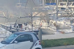 Građani pišu: "Prije desetak dana izbio je požar na vezovima u Marini, zašto nitko o tome ne piše? Osim toga, zašto su jedrilice i čarteri ovdje cijelu godinu?"Evo što smo saznali!
