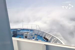 JUGO MU NE MOŽE NIŠTA "Oliver" u viškom kanalu tuče more ka' tenk, a kontra valova ori se i pisma - pogledajte video!