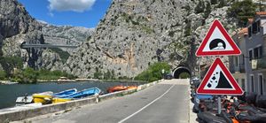 U prekidu trajekt Prizna-Žigljen i Sumartin-Makarska, zbog bure samo automobili smiju omiškom obilaznicom