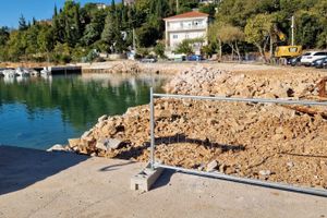 Mještani Jadranova potpisali peticiju, a Gradu te ŽLU Crikvenica poručuju : " Vratite nam spust za barke, ne uništavajte živi svijet u moru i dokažite da neće doći do velikih poplava!"