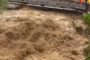 Strašne poplave kod susjeda - rijeke van korita, zatvorena čitava područja, odroni...