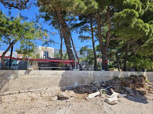 Obavijestili smo odgovorne u Bolu o potrebi postavljanja sigurnosne ograde na glavnoj šetnici - postavili su je nakon svega dvadeset minuta!