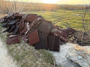 Otkrili smo tko je istovario otpad s igrališta u prirodu Paga - Načelnik Povljane: "Htjeli su ušparati, sad će ih to masno koštati!" - Izvođač radova: "Ja nisam znao, moji su to zbog bure istresli..."
