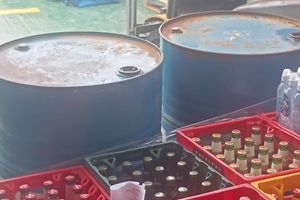 Otočanin se žali: "Gorivo u trajektu za Olib prevoze u starim bačvama pokraj hrane i pića!" Jadrolinija: "Vozilo se ulje koje ne spada u opasan teret!"