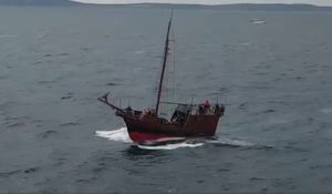 VIDEO Pogledajte karaku kako "tuče" jugo - Zamislite kako je bilo Kolumbu na Atlantiku u ovakvoj Santa Mariji