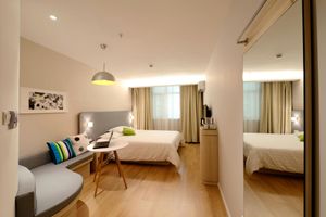 U MANIRI ROCK ZVIJEZDE Napio se u zadarskom hotelu pa hotelski inventar bacao kroz prozor