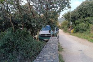 VJESNICI SEZONE Protuzakonito parkirani kombi pored dubrovačke plaže