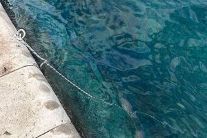 IZLIJEVANJE GORIVA U MORE Grad Hvar tvrdi da je situacija pod kontrolom, a sva odgovornost na INI, dok ogorčeni građani pišu: "Ovo je golem udarac za morski ekosustav i rezultat nebrige!"