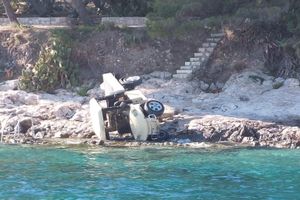 U prometnoj nesreći na Hvaru vozilo se survalo tik do mora