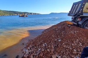 Zašto su u Komiži hrpetine zabranjene zemlje tijekom izgradnje ribarske luke završile u moru?