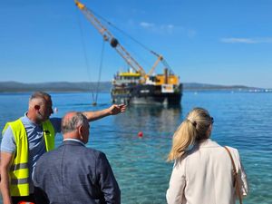 Krenula gradnja nove luke u Bolu, a u Milni su radovi pri samom kraju!