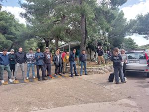 Inspektori stigli zapečatiti kamp na Murteru - ljudi ih ne puštaju!