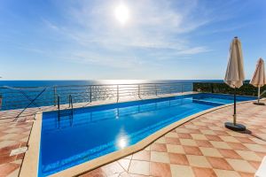 Obećao ženi popraviti bazen na Krku, uzeo akontaciju i prestao se javljati