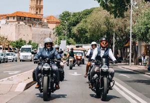Moto vožnja Splitom u finim odijelima, protiv raka prostate