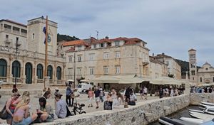 Borio se protiv pijanih turista, ušao u gradsko vijeće Hvara, pa pijan skrivio nesreću i udaljio se...