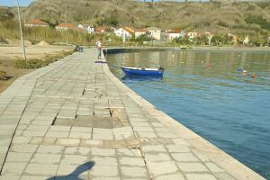 Muškarac radio kaos na otoku Susku - vukao uokolo uginulog psa, drugog tukao, vikao na prolaznike!