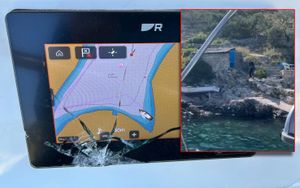 VIDEO POTPUNOG LUDILA Tip kraj Vele Luke kamenovao turiste na jedrilici i vikao da će ih ubiti!