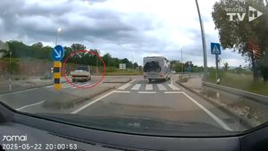 UHVAĆEN VOZAČ SA SNIMKE Kroz kružni tok na Krku vozio u pogrešnom smjeru bez vozačke dozvole!