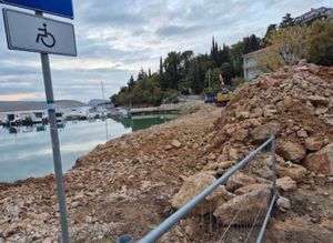 Ogorčeni mještani Jadranova: "ŽLU Crikvenica i Grad Crikvenica ignoriraju peticiju i volju 460 ljudi, a sve su nam porušili!"