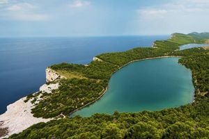 ŠKRAPE, SOL, VELIKE JEGULJE I LJEKOVITI MULJ Slano jezero Mir na Dugom Otoku mjesto je koje vrijedi posjetiti!