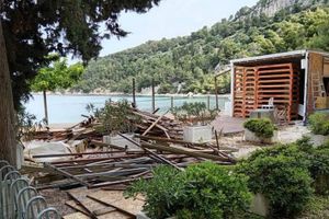 ZATVARANJE OČIJU Sin bivšeg HDZ-ovca ilegalno gradio na splitskoj plaži Kašjuni i plažu oglašavao kao privatnu plažu svog hotela: "Je li mu se omogućilo da ostvaruje profit u nelegalnim objektima?!"