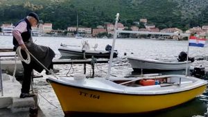 Šjor Božo s Pelješca proslavio stoti rođendan i odmah uskočio na svoju barku u ribolov!