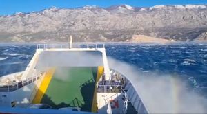 Zbog olujne bure u prekidu pomorski promet Kvarnerom, zatvorene A1, dio Jadranske magistrale i Omiška obilaznica