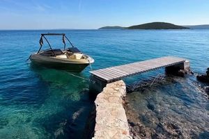 Grad Mali Lošinj krenuo u uklanjanje ilegalnih zahvata na pomorskom dobru u uvali Trasorka