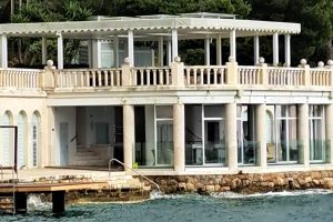 DEGRADACIJA U HVARU Ostaklili kulturno dobro s početka 20. stoljeća kako bi unutra mogli mirno dernečiti?