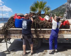 Mještani Orebića zasukali rukave i zaronili pa izvadili pun kamion otpada!