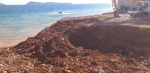 INVESTITOR IGNORIRA ZAKON I UPOZORENJA? Pri gradnji ribarske luke, u Komiži se u more bez ikakvih problema istovara zabranjena zemlja!