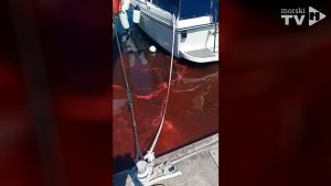 VIDEO Velika crvena masna mrlja u luci Omišalj - Od kud ovo?