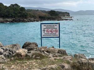 Na području grada Krka osvanule table koje brane kupanje, ronjenje i ribolov. Istražili smo je li ovo legalno!