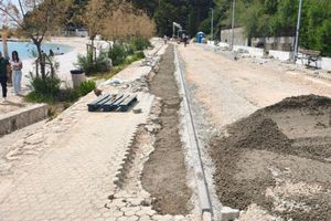 Zbog radova na šetnici plaže Trstenik moguće je povremeno zamućivanje mora