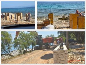 PRATILI SMO IH Općina Sutivan suočena s dokazima betoniranja stupova na plaži, pa načelnik promijenio ploču: "Utvrđeno postavljanje betonskih pilona bez dozvole na plažu!"