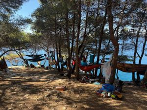 Divlje kampiranje na Galebovim stijenama u Puli - nuždu obavljaju gdje stignu!