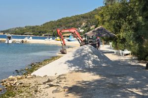 SEGET VRANJICA Nasipava se pomorsko dobro, a komunalni redar - nema ni službeni mobitel!