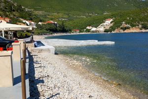 Na Pelješcu vidljiv betonski zid u moru - saznali smo o čemu se radi!