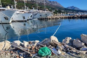 MALI BRODARI: "Potonuli brod iz luke Krilo Jesenice još malo pa je na suhom!"