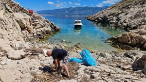 FOTO U Staroj Novalji zasukali rukave i počistili tone smeća iz svake vale