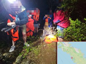 DRAMA NA LOŠINJU Uslijed nevremena skupina turista nasukala se u uvali Krivica: "Promrzle, bez odjeće u mraku na stijenama pronašao ih HGSS!"