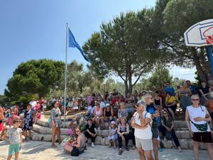 ČISTO MORE U kampu Kovačine na Cresu ponosno podignuta plava zastava: "Razvio ju je najstariji creski ribar!"