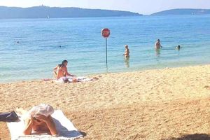 STOP Netko je u Dalmaciji prometni znak postavio - u more!