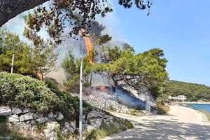 Osmaši bakljama umalo zapalili Lošinj! Vatrogasci: "Ova djeca to sama ih sigurno sama nisu mogla kupiti, apeliramo na roditelje..."